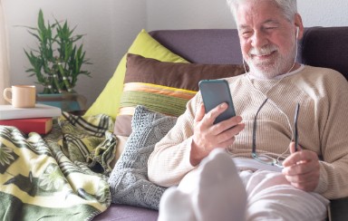 Foto van een man op leeftijd met een smartphone